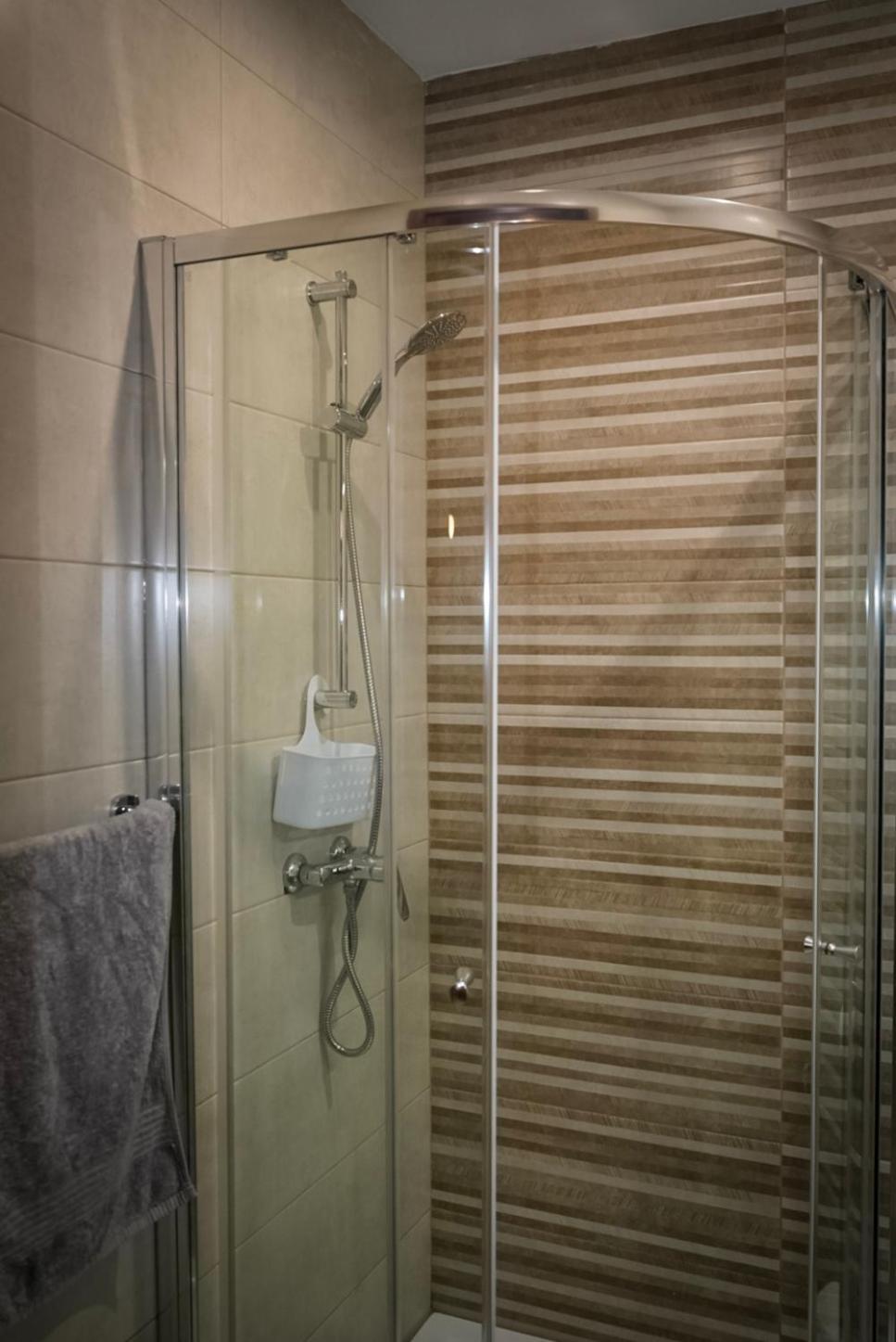 Comfort And Convenience Flat 4 Dad's Court