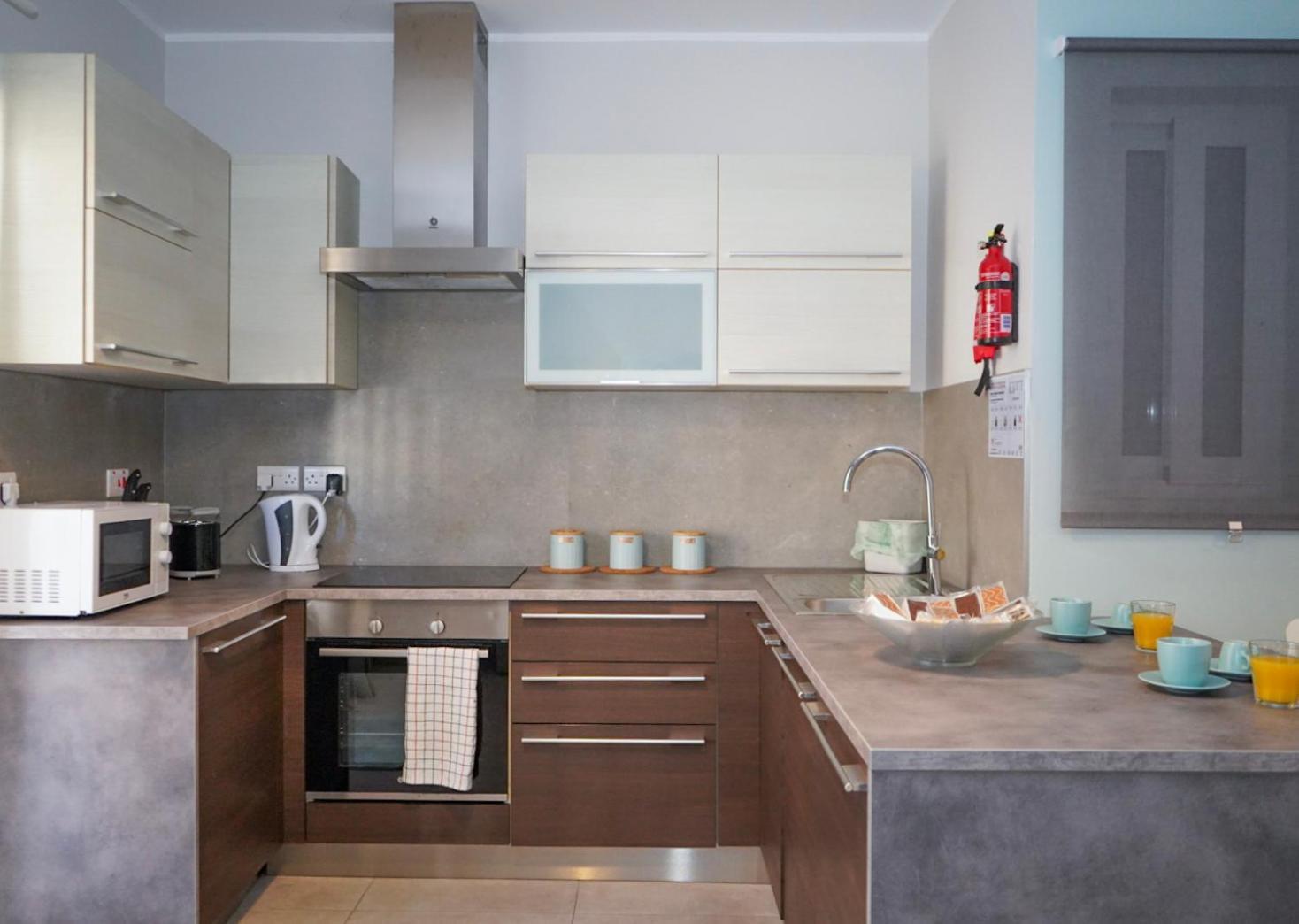 Comfort And Convenience Flat 4 Dad's Court